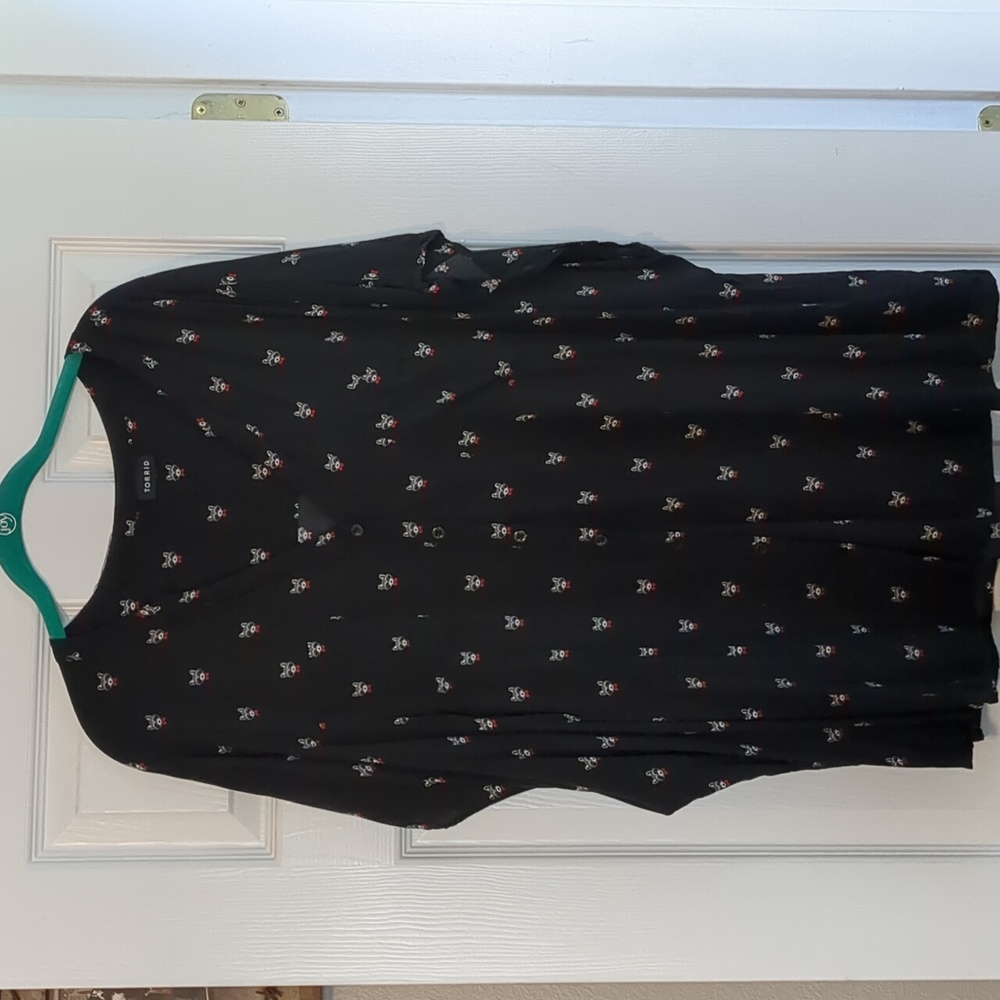 Torrid sz 5 Racoon cap sleeve blouse GUC